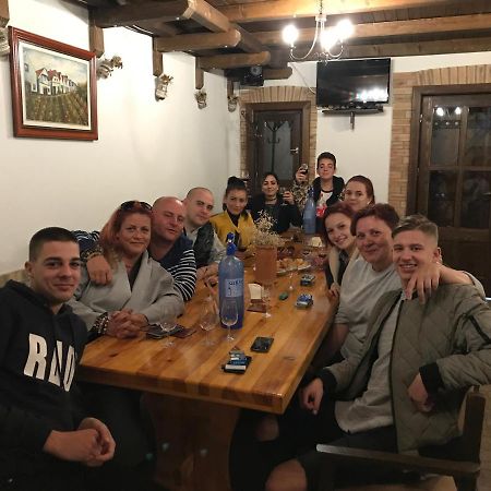 Berger Pince-Vendeghaz, Hajosi Pincek Hotel Екстериор снимка